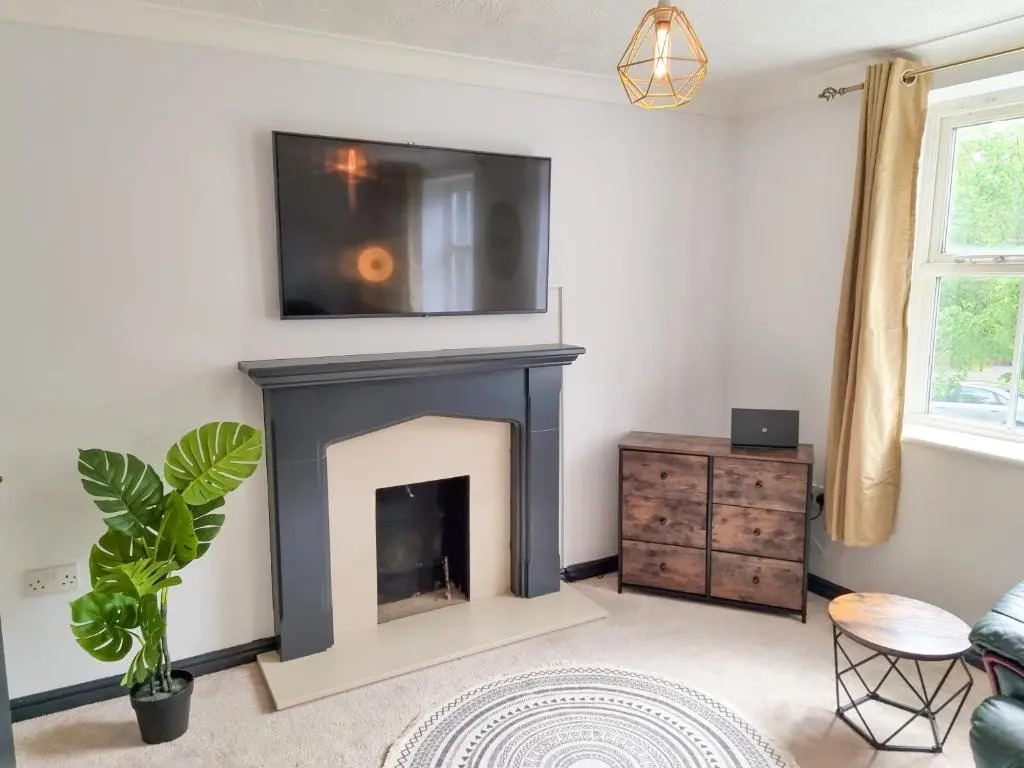 City House in Nice Area - Smart Tv's, 900mb Wifi