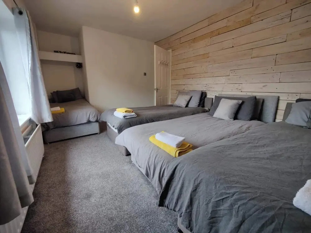 3 Bed House - Sleeps 7 - Garden - Parking - Wifi