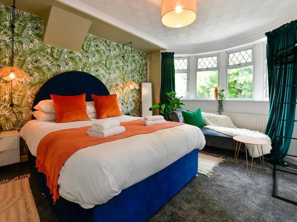House - Sleeps up to 9 & Free Parking