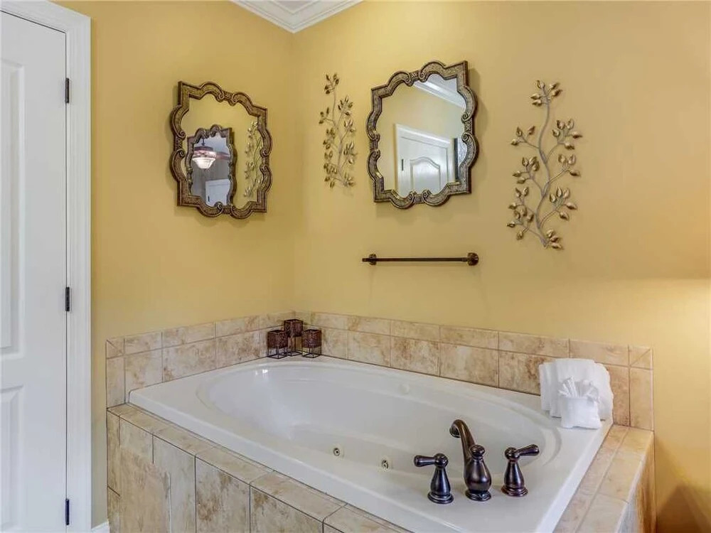 Downtown Delight, 2 Bedrooms, Pool, Hot Tub, Sleeps 6
