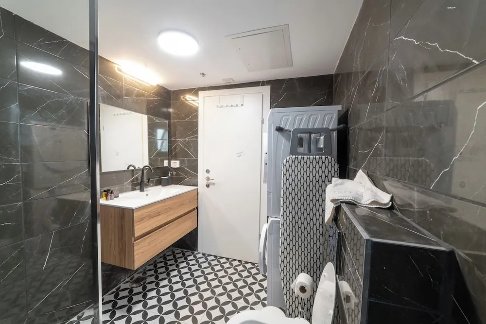 O&O - 2 BR Stylish & Modern Apartment