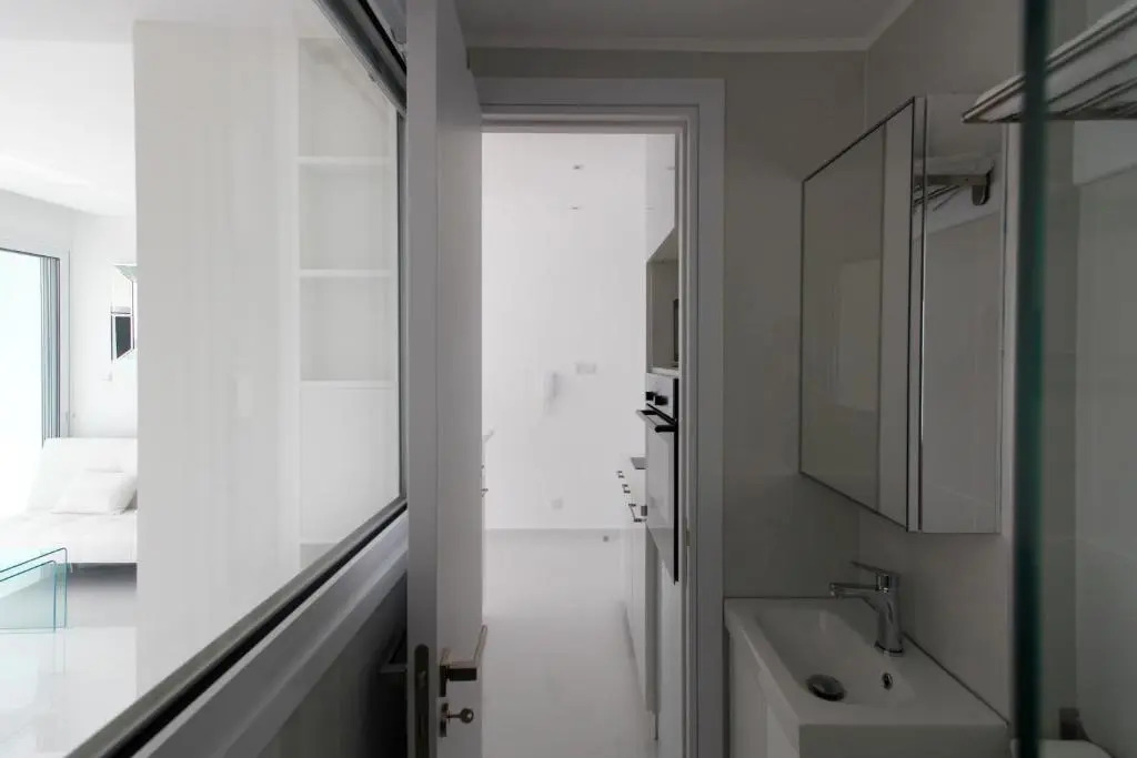 The White Pearl Suite - beach front city centre with sea view.