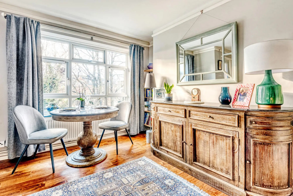 Stunning and Warm Home in Wandsworth by Underthedoormat