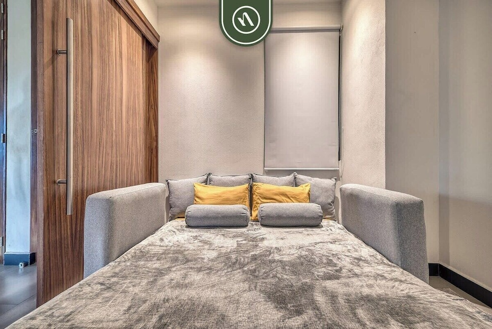 Luxury 2 BR Condo Near Golf Courses and Marina
