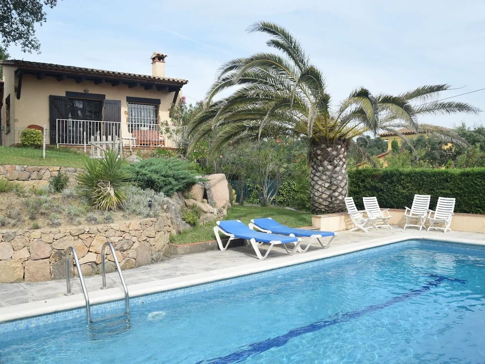 Cozy Holiday Home with Nice Terrace & Fenced Private Pool near Platja D'aro