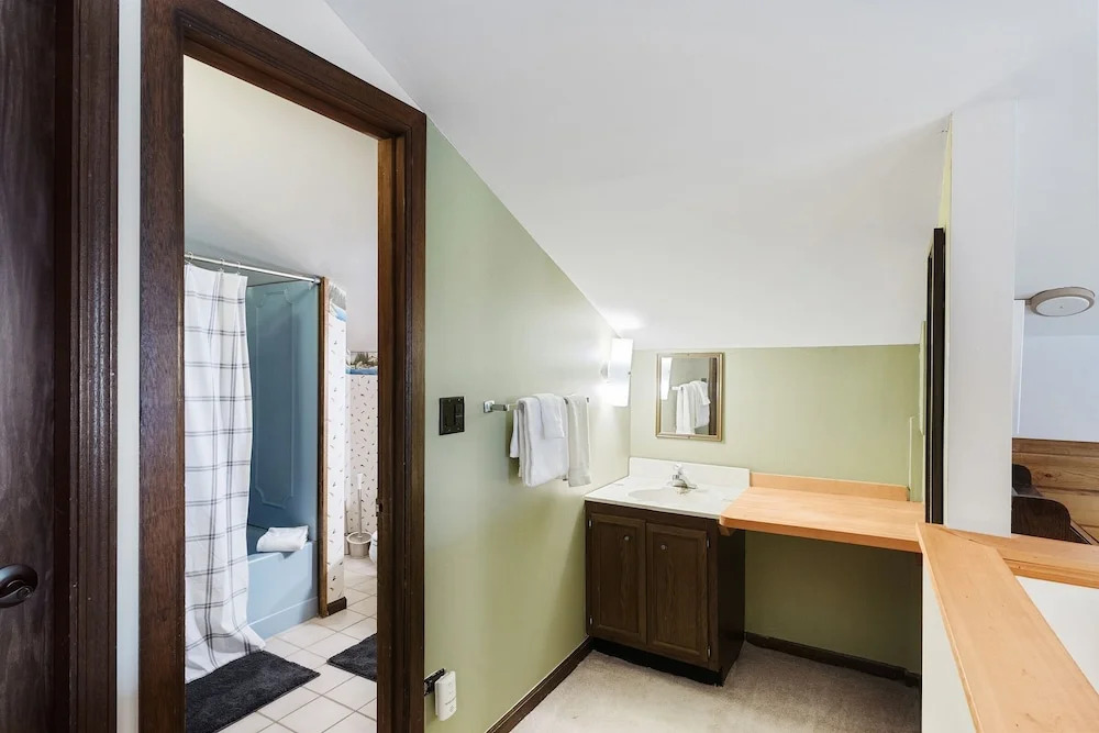 Winterset 8 pet Friendly 4 Bedroom Townhouse by RedAwning