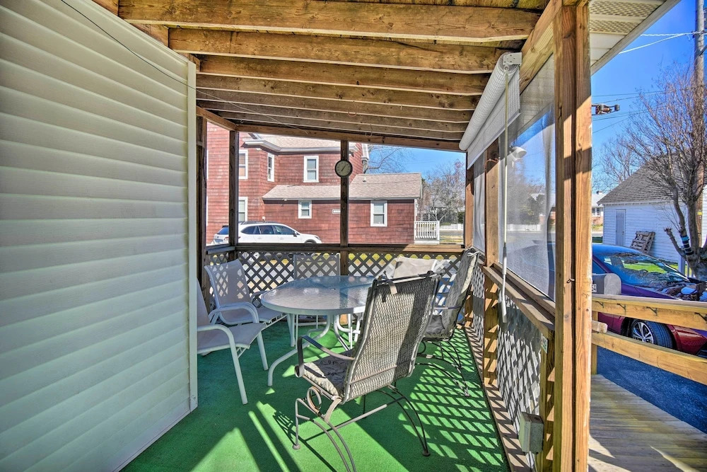 Chincoteague House w/ Enclosed Porch + Deck