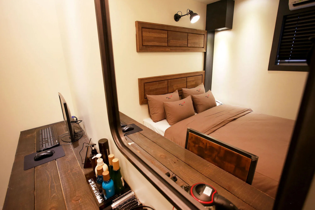 Achasan Station Wall Hotel