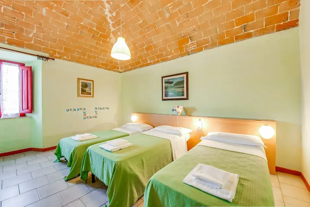 Farmhouse in Montescudaio with Shared Pool near Sea & Park