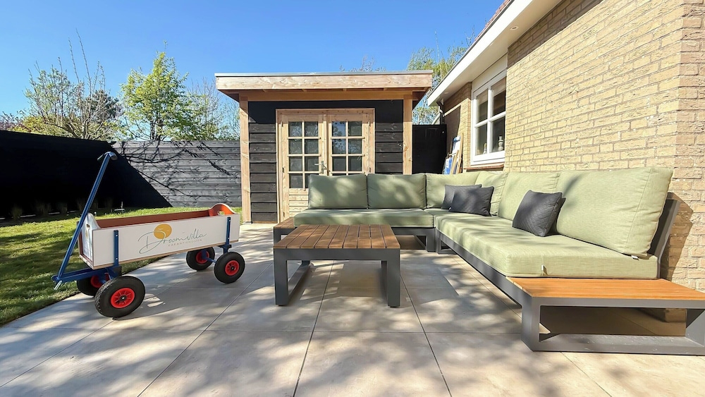 Villa With Expansive Sunny Garden