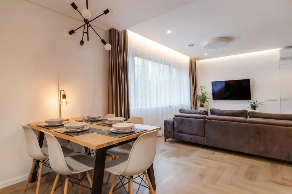 3 Bedroom Apart/24h self check in/free parking/up to 6 people/