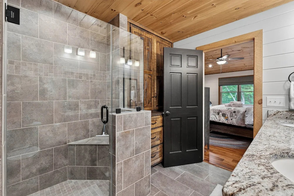 Luxury Mineral Bluff Cabin With Deck & Hot Tub!