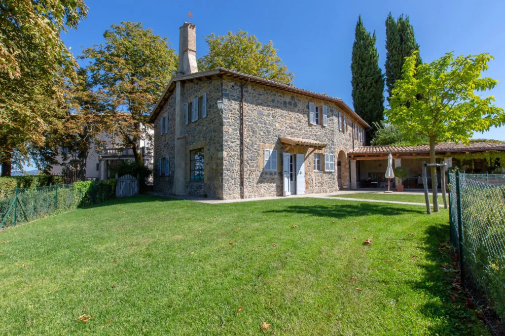 From the moment you enter the gates of the majestic driveway to the villa until you arrive at this b-La Colonica