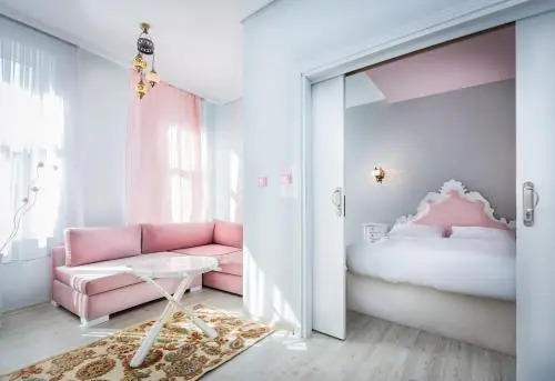 De Moon Suites Hotel
