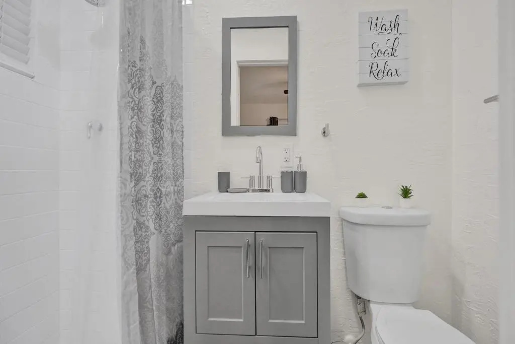 BRAND NEW 4Bed/2Bath - Renovated Luxury Stay