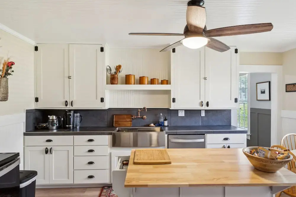 Charming Downtown Mccloud Retreat 2 Bedroom Home by RedAwning