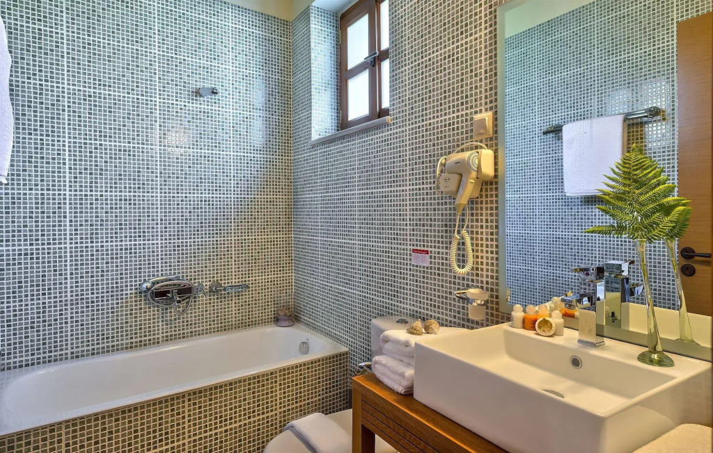 Apirathes Residence