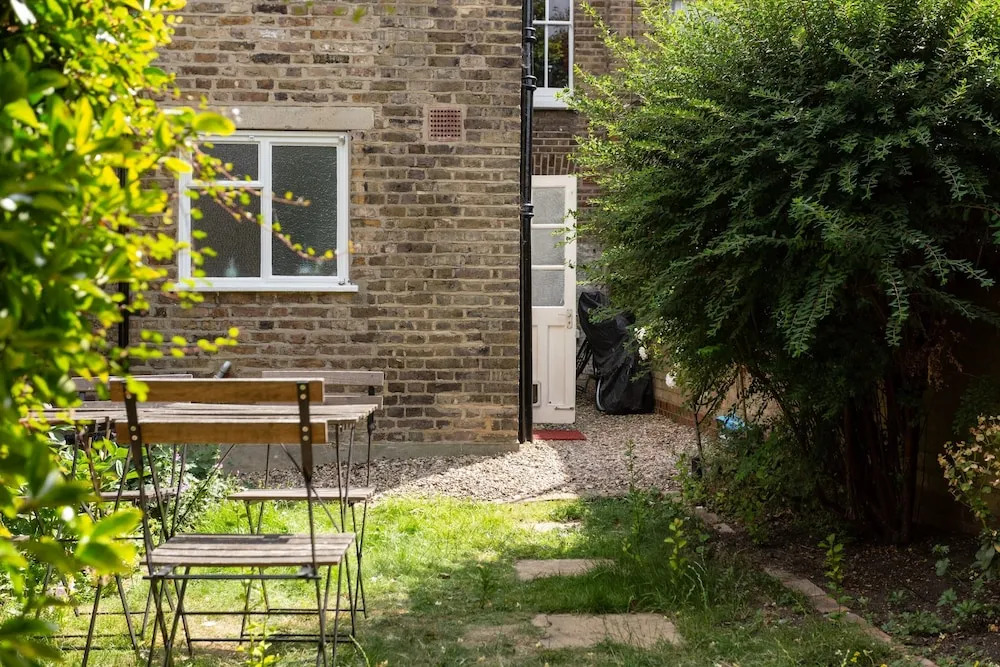 Cosy Cottage With Large Garden