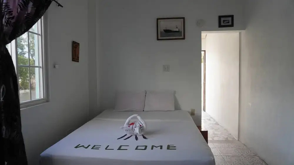 Poolside Seaview Studio With Infinity Pool & Overwater Deck Near Airport, 1st FL