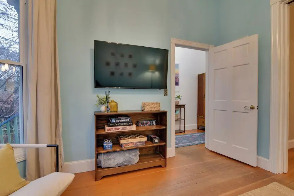 < 1 Mi to Moda Center: Walkable Portland Retreat!