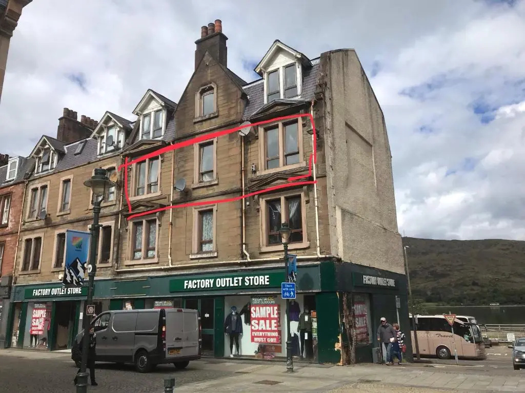 Prime location rooms in high street