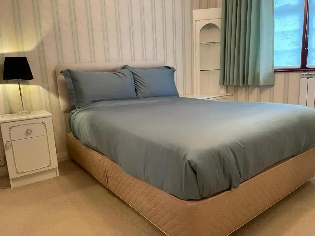 Cheerful 3 bedroom house with off street parking