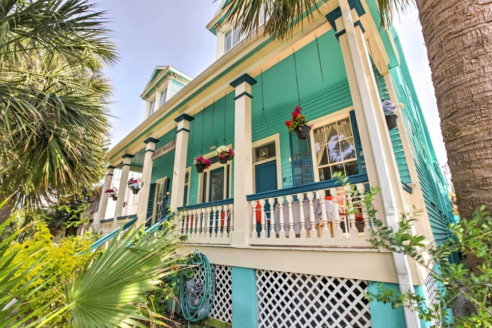 Vintage Galveston Apt < 1/2 Mi to Porretto Beach!
