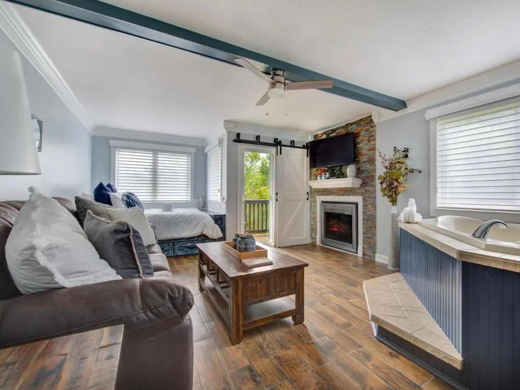 Tucked Inn 2101, Sleeps 4, Pool, Grill, Wifi