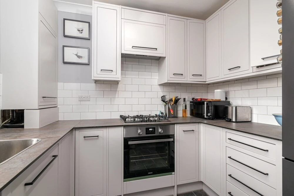Charming 1BR Highbury Flat With Balcony