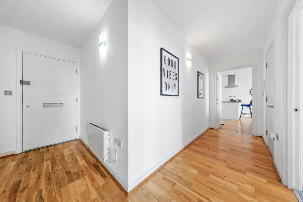 Penthouse 2-bed Apartment in The Heart Of E15