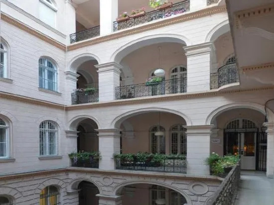 Yolo Hostel
