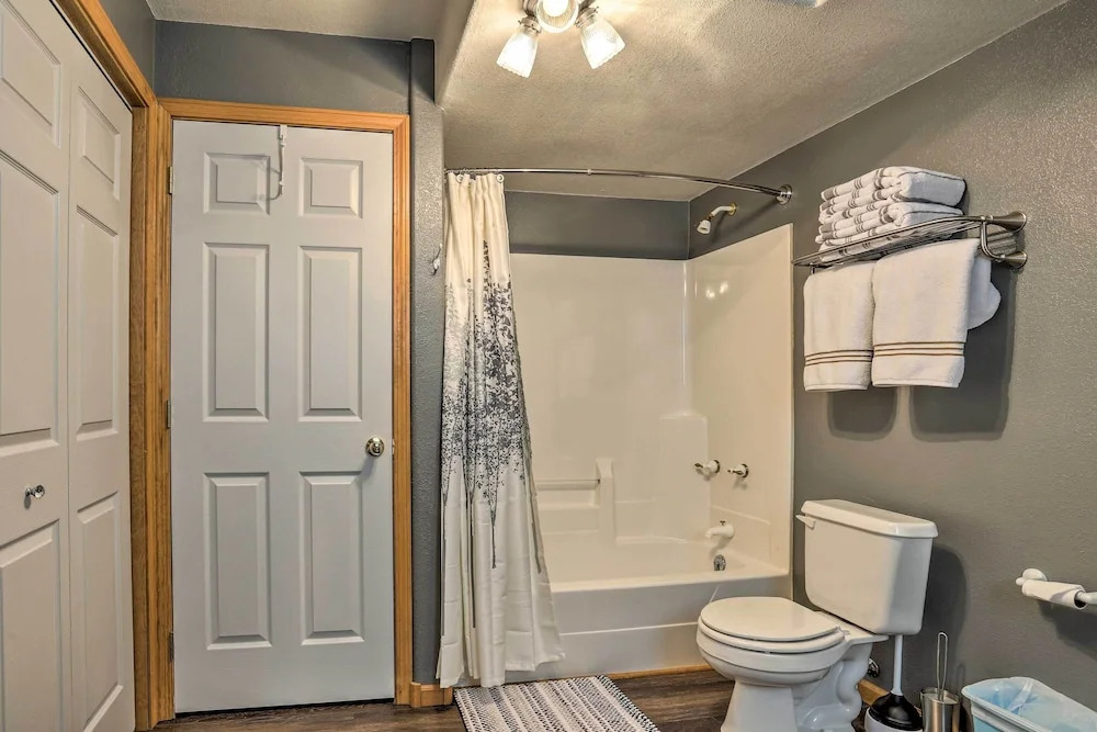 Spacious Home w/ Hot Tub, 3 Mi to Deer Mtn