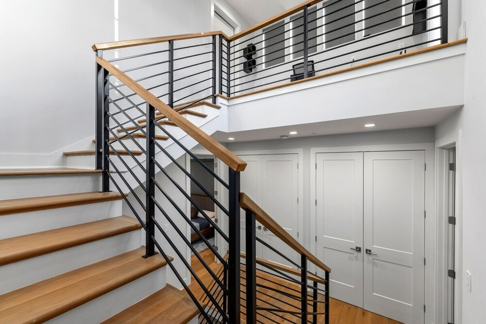 Luxurious Midtown Home Rooftop Views by Silverx