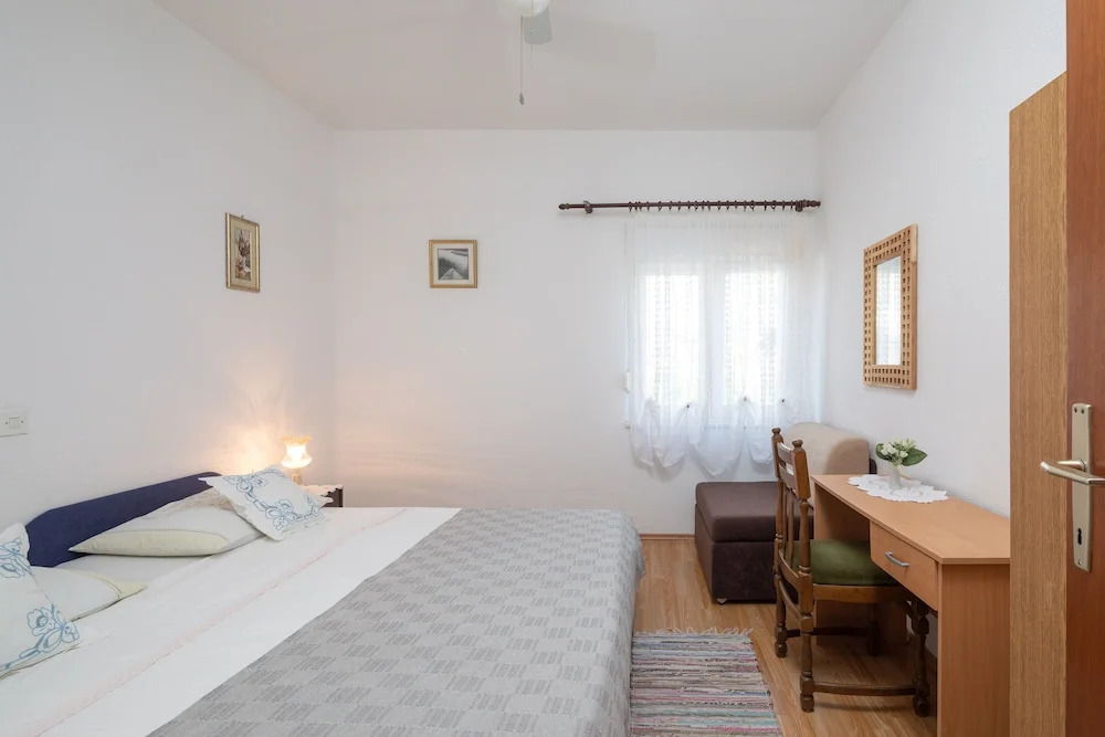 A 1 - apt Near Beach With Patio, Parking and Grill