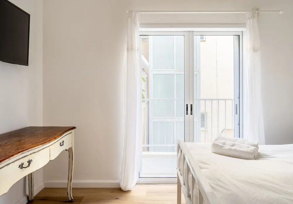 Bright & Sunny Apt in Trendy Location