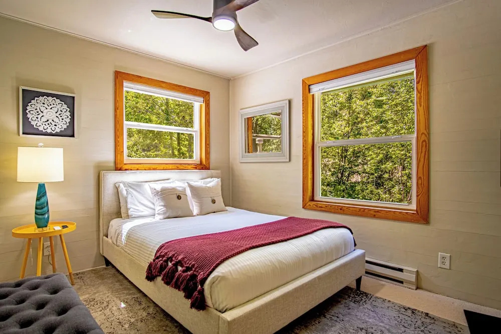 Red Elephant 4BR - Fire Pit - River & Downtown