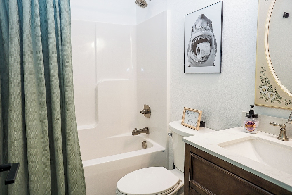 1 Mi to Dtwn Manteo: Dog-friendly Home w/ Deck