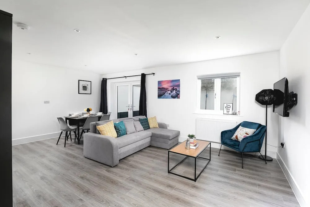 Skyvillion Vineyard Court, Enfield, 2 Bed, With Garden