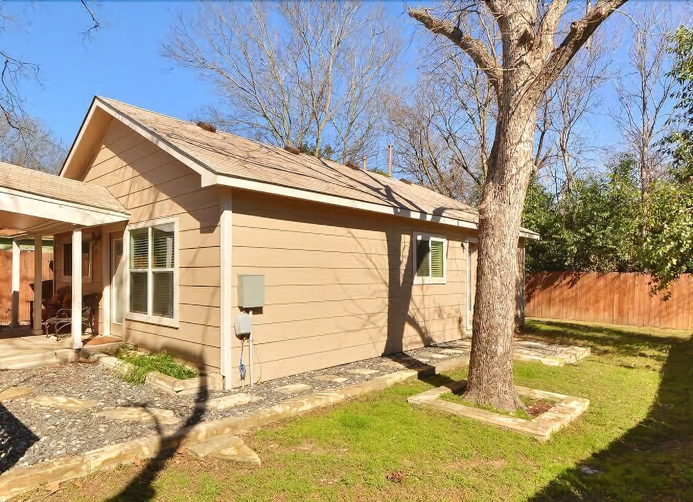 2BR Renovated Austin Coach House by RedAwning