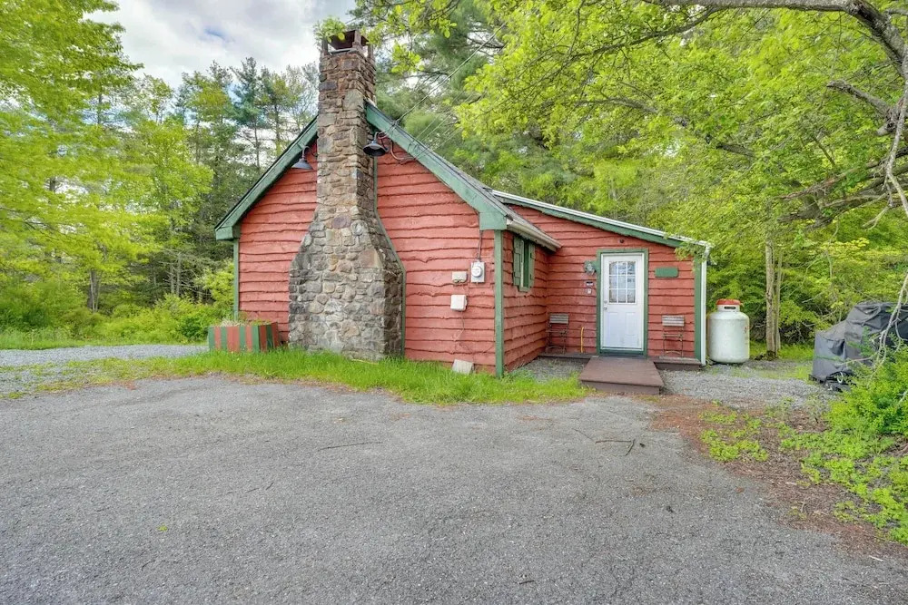 Pocono Couple's Getaway! Cute Cabin on 8 Acres