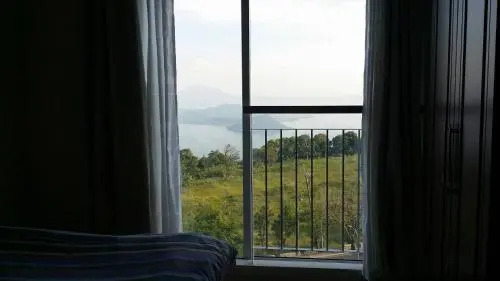Taal View or LG Unit 1BR Wifi Near Sky Ranch