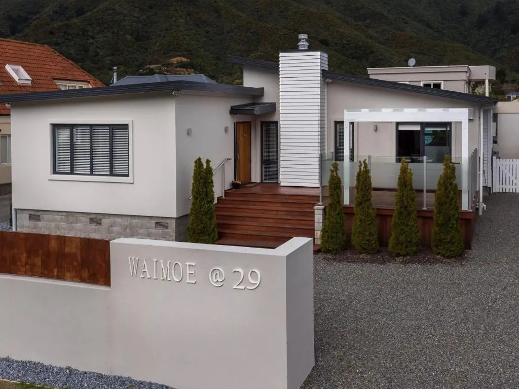 Poolside Retreat - Picton Holiday House Waikawa