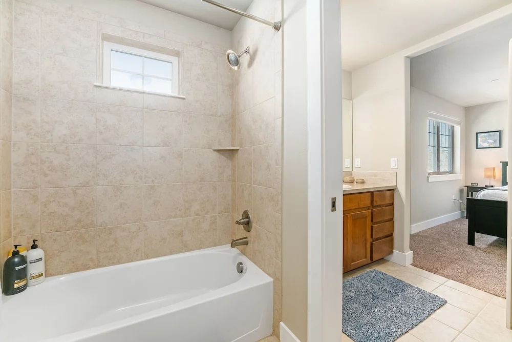 Spacious Home Near River – King Bd, Patio & Garage