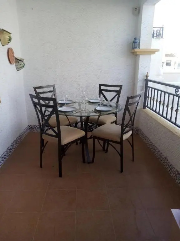 Lovely 2 bedroom house with free parking and pool, near a golf course