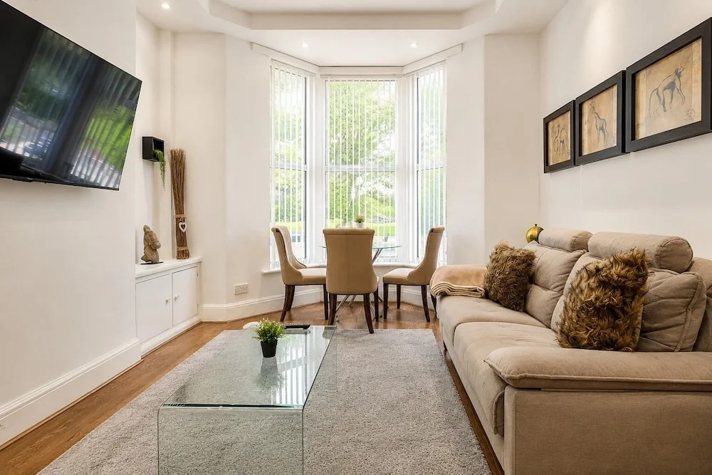 Botanic Gardens Oasis: Urban Convenience & Comfort