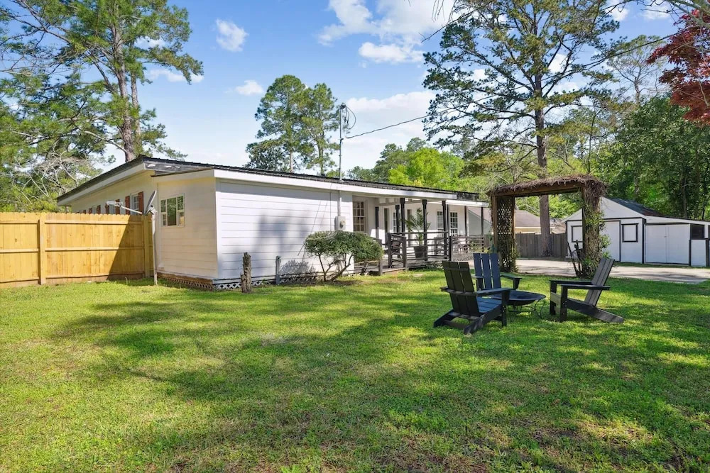 Urban Farmhouse With A Modernism Twist! 4 Bedroom Home by RedAwning
