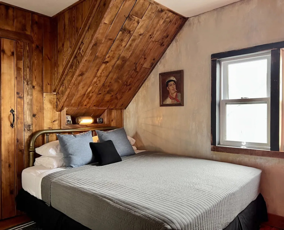 Crews Quarters Boarding House - Caters to Men