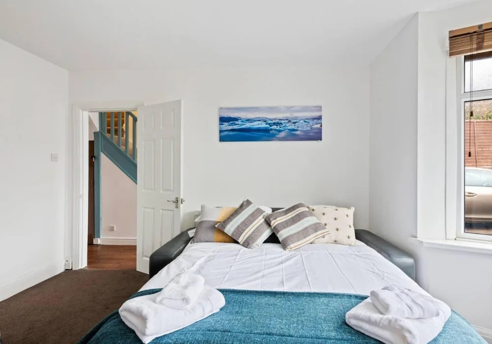 Stunning 5 Bed House in Leeds Contractors Welcome