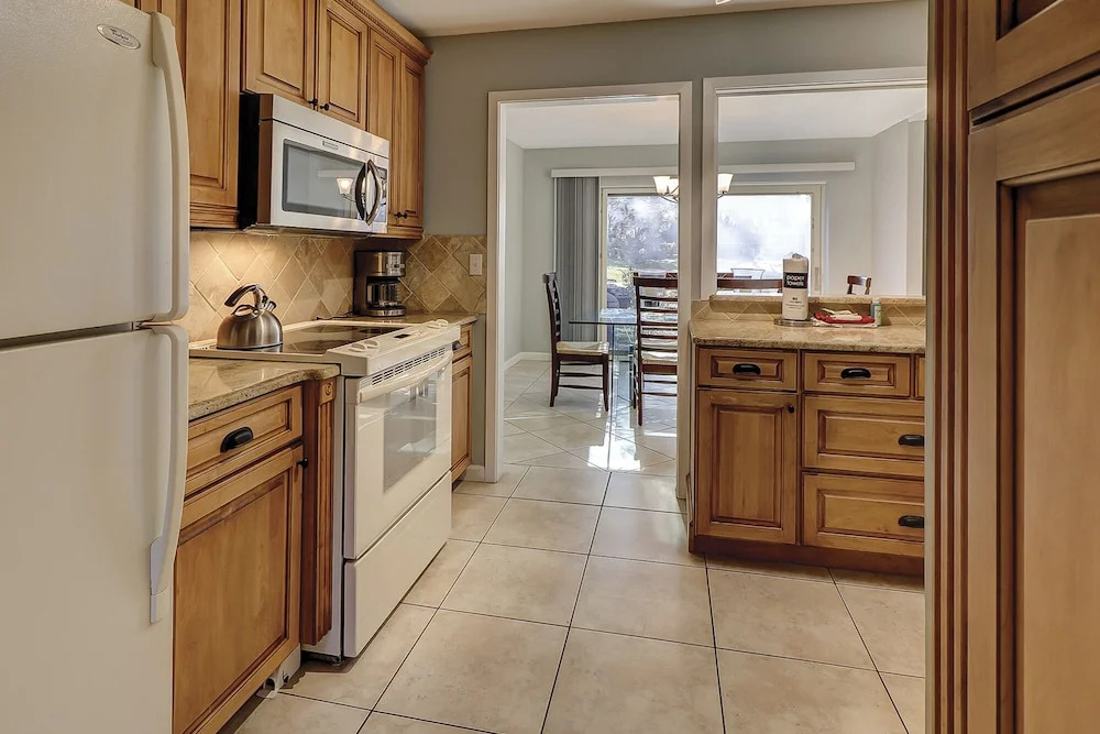 Heritage Villa 2221 by RedAwning