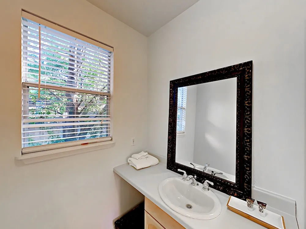 3BR 2BA Walk to Barton Springs Road by RedAwning